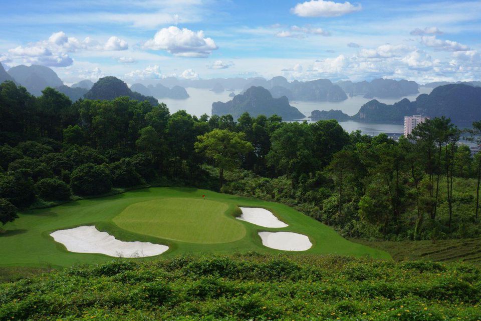 Hố golf 13 của sân golf FLC Ha Long Golf Club.