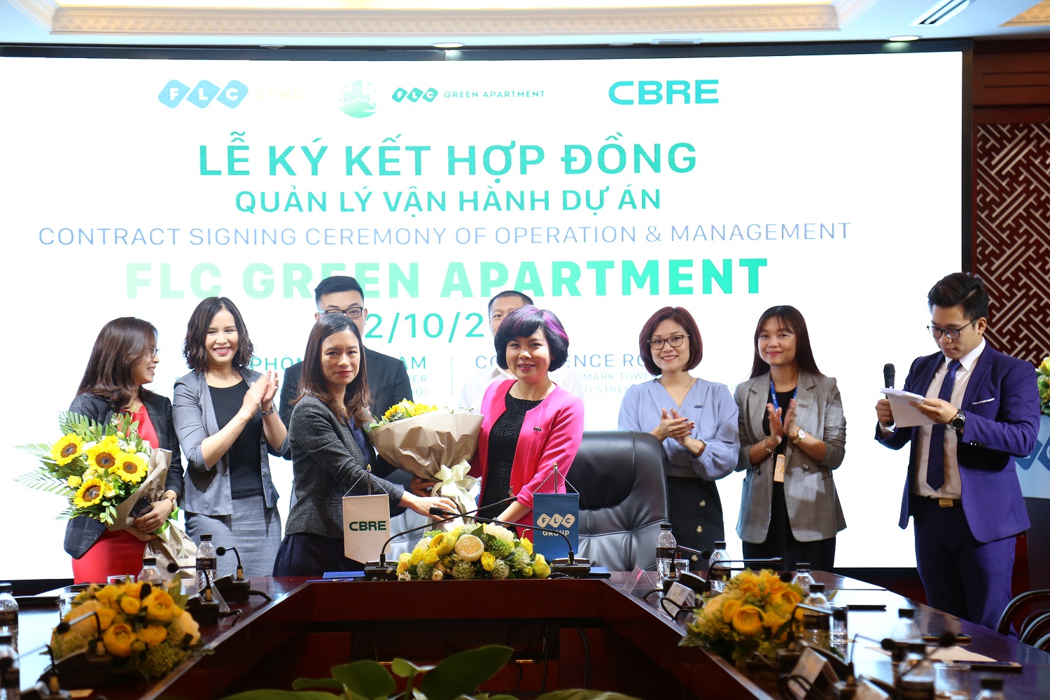Ảnh 1: Đại diện Tập đoàn FLC và CBRE ký hợp đồng quản lý vận hành FLC Green Apartment