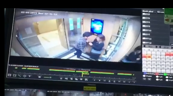 Hình ảnh Hùng thực hiện hành vi sàm sỡ cô gái trong thang máy. Ảnh: Dân Việt