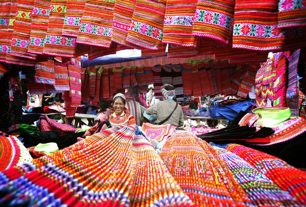 Khu chợ thổ cẩm nơi bày bán các món đồ thổ cẩm do chính người dân tộc nơi đây thêu, dệt thủ công.. (Ảnh: youvivu.com)