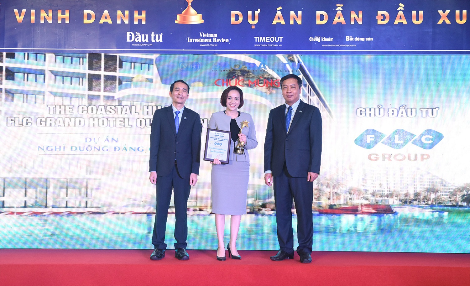 Bà Bùi Hải Huyền, Phó Tổng giám đốc Tập đoàn FLC nhận giải cho Dự án The Coastal Hill - FLC Grand Hotel Quy Nhon.