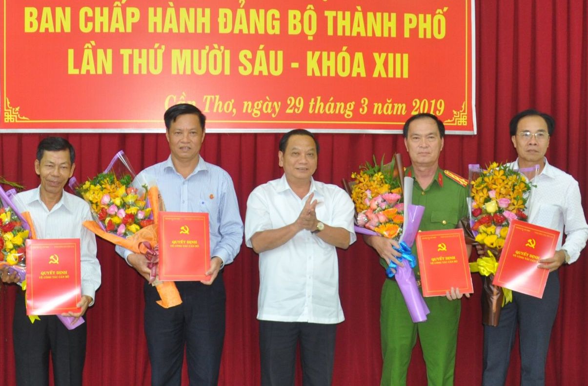 Bí thư Thành ủy Cần Thơ Trần Quốc Trung trao quyết định và chúc mừng 4 cán bộ.