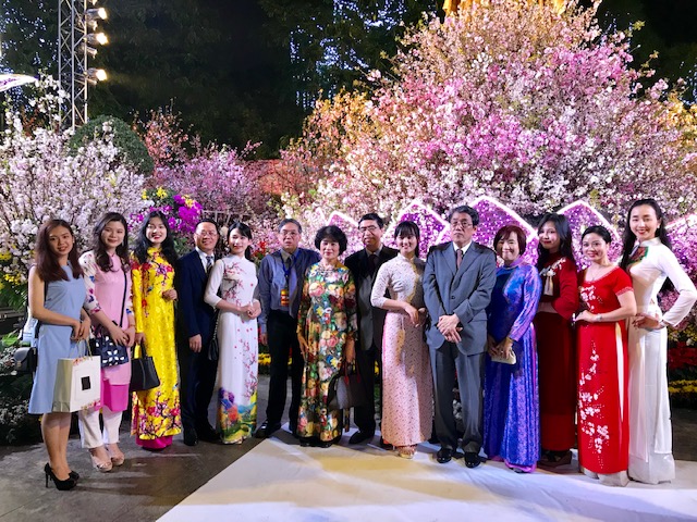 Ông Umeda Kunio Đại sứ Nhật Bản tại Việt Nam (thứ 5 từ bên phải) chụp ảnh cùng các doanh nghiệp Nhật Bản..
