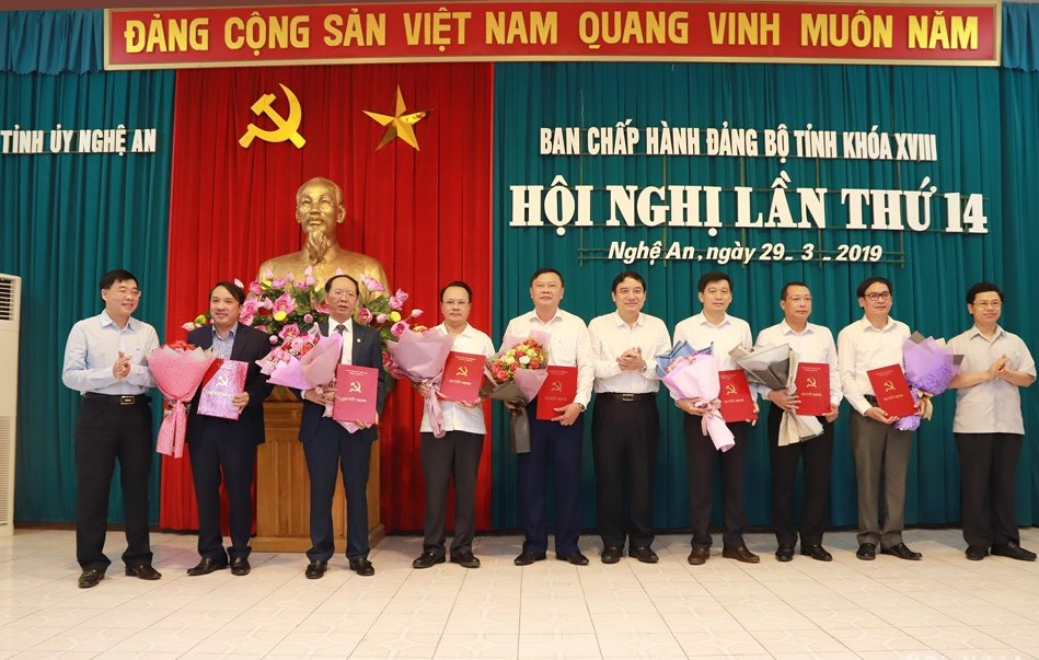 Lãnh đạo tỉnh Nghệ An trao quyết định và chúc mừng các cán bộ được chuẩn y, chỉ định.