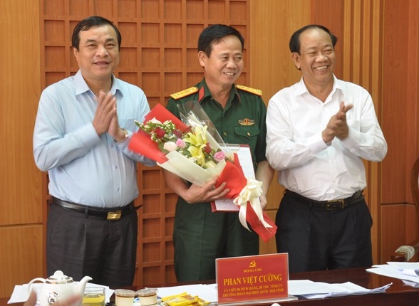 Bí thư Tỉnh ủy Quảng Nam Phan Việt Cường và Chủ tịch UBND tỉnh Quảng Nam Đinh Văn Thu trao quyết định và chúc mừng Đại tá Hứa Văn Tưởng.