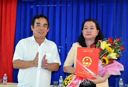 Chủ tịch UBND tỉnh Bạc Liêu Dương Thành Trung trao quyết định và chúc mừng đồng chí Phan Thị Thu Oanh.