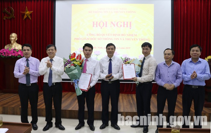 ãnh đạo tỉnh Bắc Ninh trao quyết định và chúc mừng đồng chí Nghiêm Văn Hách, Vũ Huy Phương.