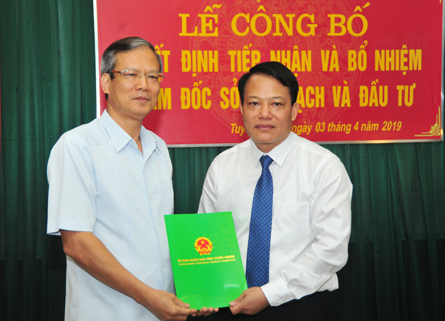 Chủ tịch UBND tỉnh Tuyên Quang Phạm Minh Huấn trao quyết định và chúc mừng đồng chí Vân Đình Thảo.