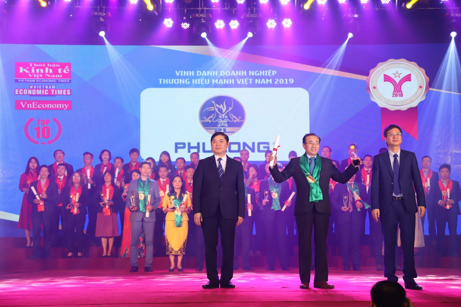 Ông Phùng Chu Cường – TGĐ Công ty Phú Long nhận giải thưởng Thương hiệu mạnh Việt Nam 2018
