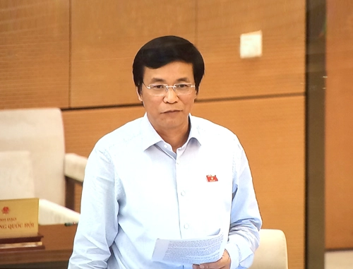 Tổng Thư ký Quốc hội trình bày Báo cáo tại phiên họp. Ảnh: VGP/Nguyễn Hoàng