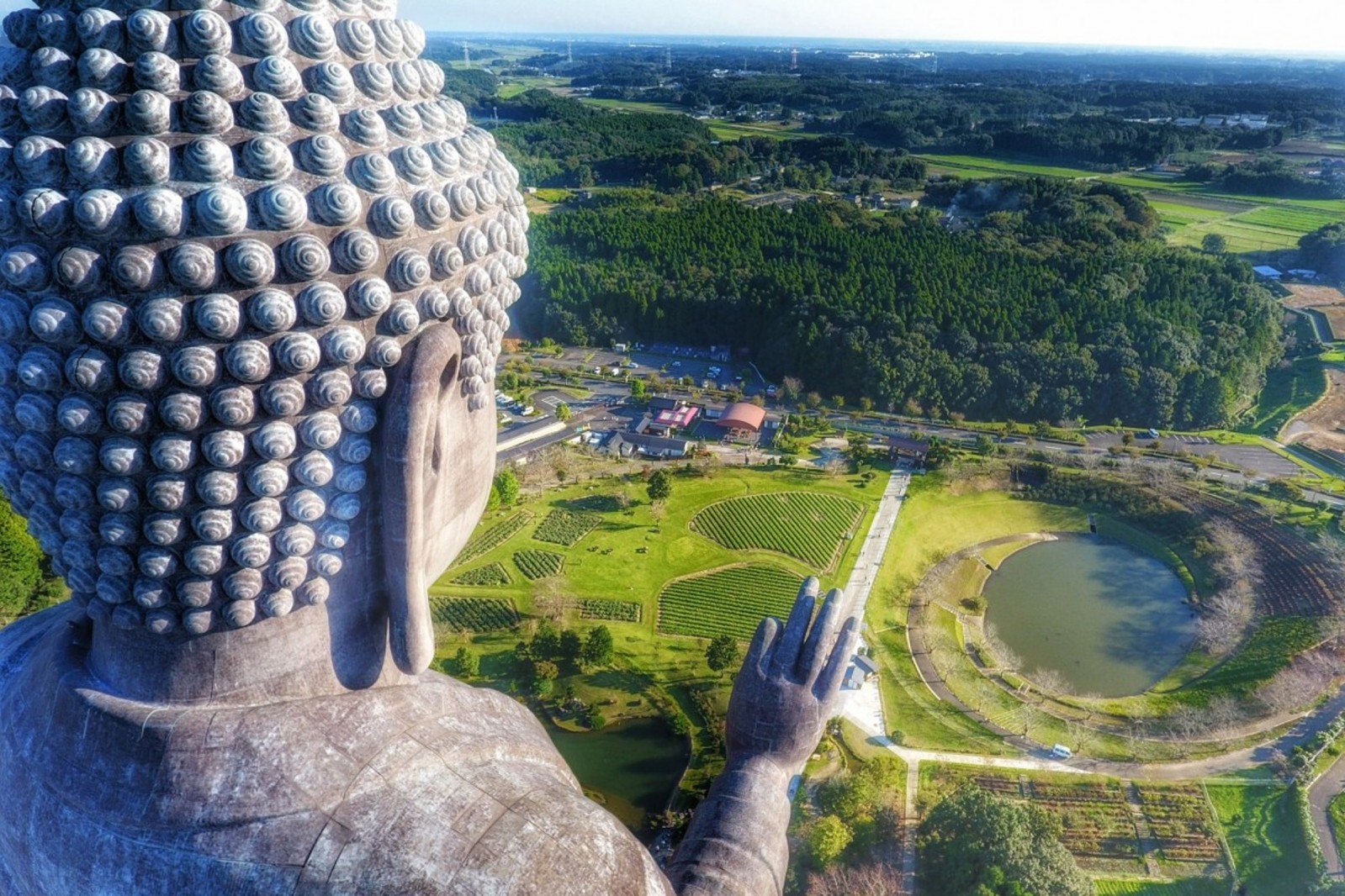 Một góc phong cảnh tuyệt đẹp tại bức tượng đồng lớn nhất thế giới (Nguồn : Cliechti)