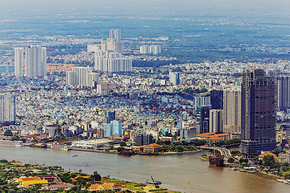 Lần đâu tiên, bạn sẽ có thể ngắm nhìn những địa danh nổi tiếng của Sài Gòn như: Sông Sài Gòn, Bến Nhà Rồng... từ một góc nhìn hoàn toàn khác biệt.