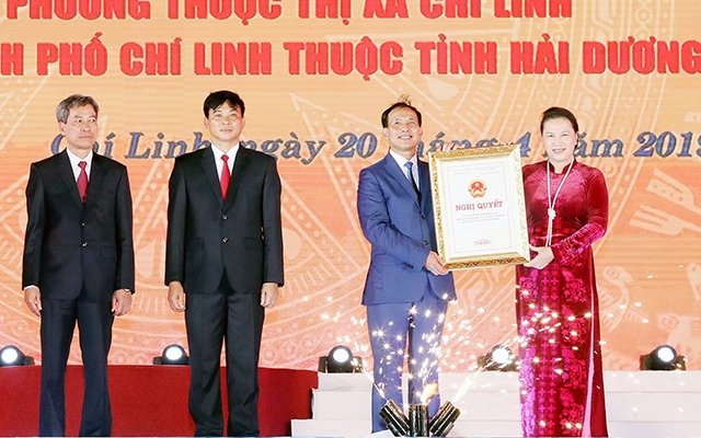Chủ tịch Quốc hội Nguyễn Thị Kim Ngân trao Nghị quyết thành lập thành phố Chí Linh cho Đảng bộ, Chính quyền và nhân dân thành phố.