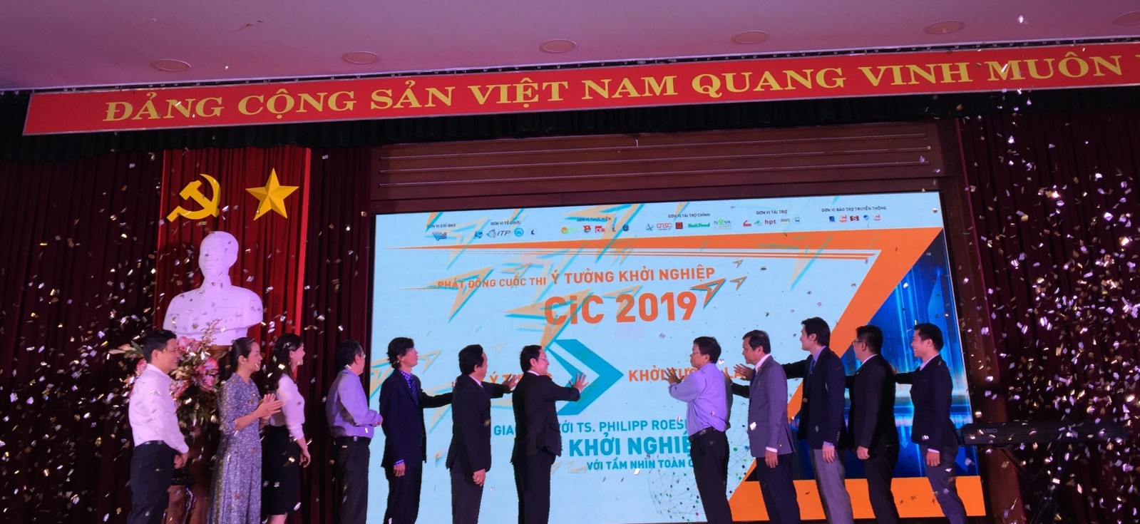 Đại diện ĐHQG-HCM và các đơn vị đồng hành thực hiện nghi thức “Chạm tay vào màn hình” phát động Cuộc thi CiC 2019
