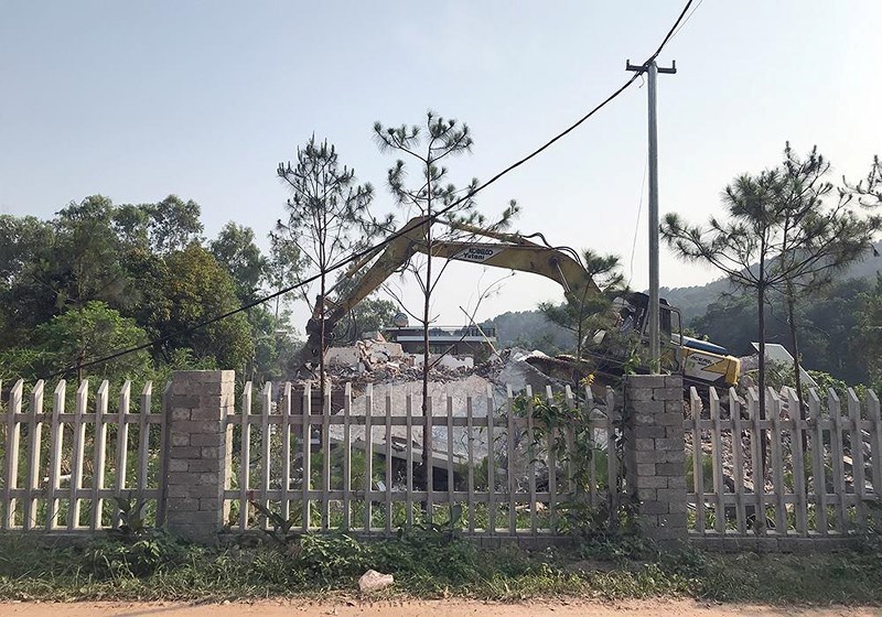 Máy xúc được huy động để đập bỏ công trình vi phạm đất rừng Sóc Sơn.