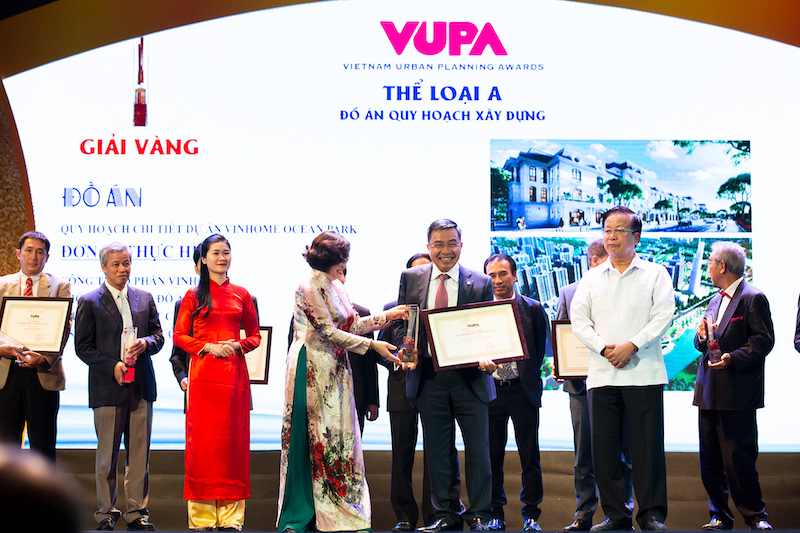  Ông Phạm Thiếu Hoa – Phó TGĐ Vinhomes đại diện Công ty CP Vinhomes nhận 02 giải thưởng Quy hoạch Đô thị Quốc gia hạng mục A & C