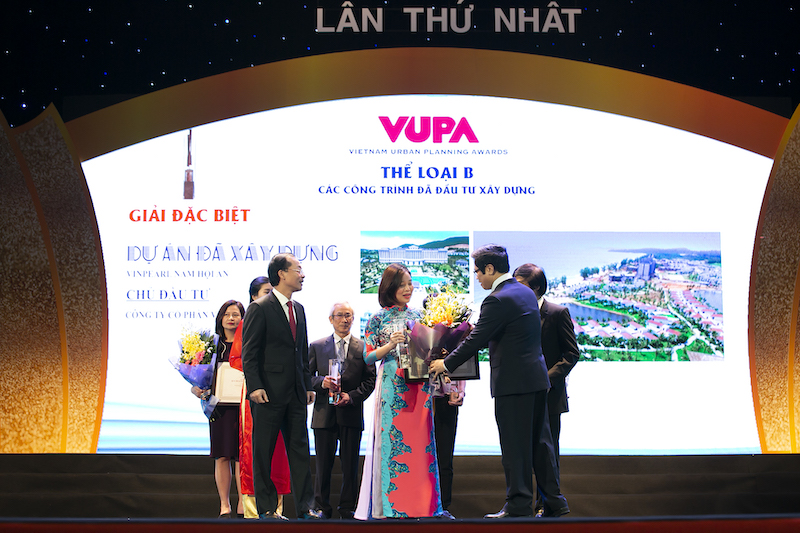 Bà Phạm Thị Bích Thảo – Phó TGĐ Khối Hỗ trợ Vinpearl nhận Giải đặc biệt ở hạng mục B được trao tặng cho Vinpearl Nam Hội An.