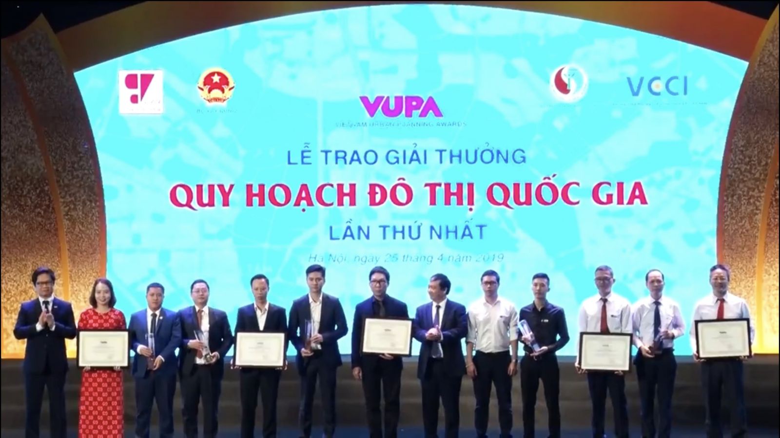 Ông Phạm Quốc Tuấn - Phó TGĐ Tập đoàn GFS (ngoài cùng bên phải)p/Ông Ngân Văn Chuyên - Phó TGĐ Tập đoàn GFS (thứ 2 từ phải sang) nhận giải thưởng