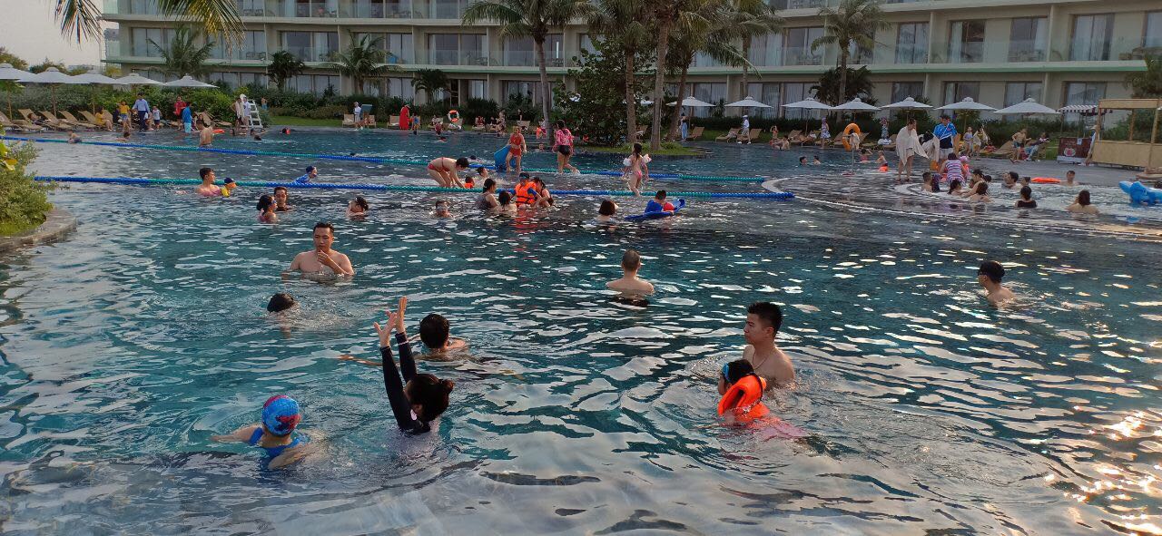 Du khách lựa chọn hệ thống bể bơi nước mặn riêng tại FLC Sầm Sơn để tránh quá tải tại bãi biển
