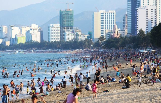 Bãi biển Nha Trang tấp nập du khách (Nguồn: Báo Công thương)