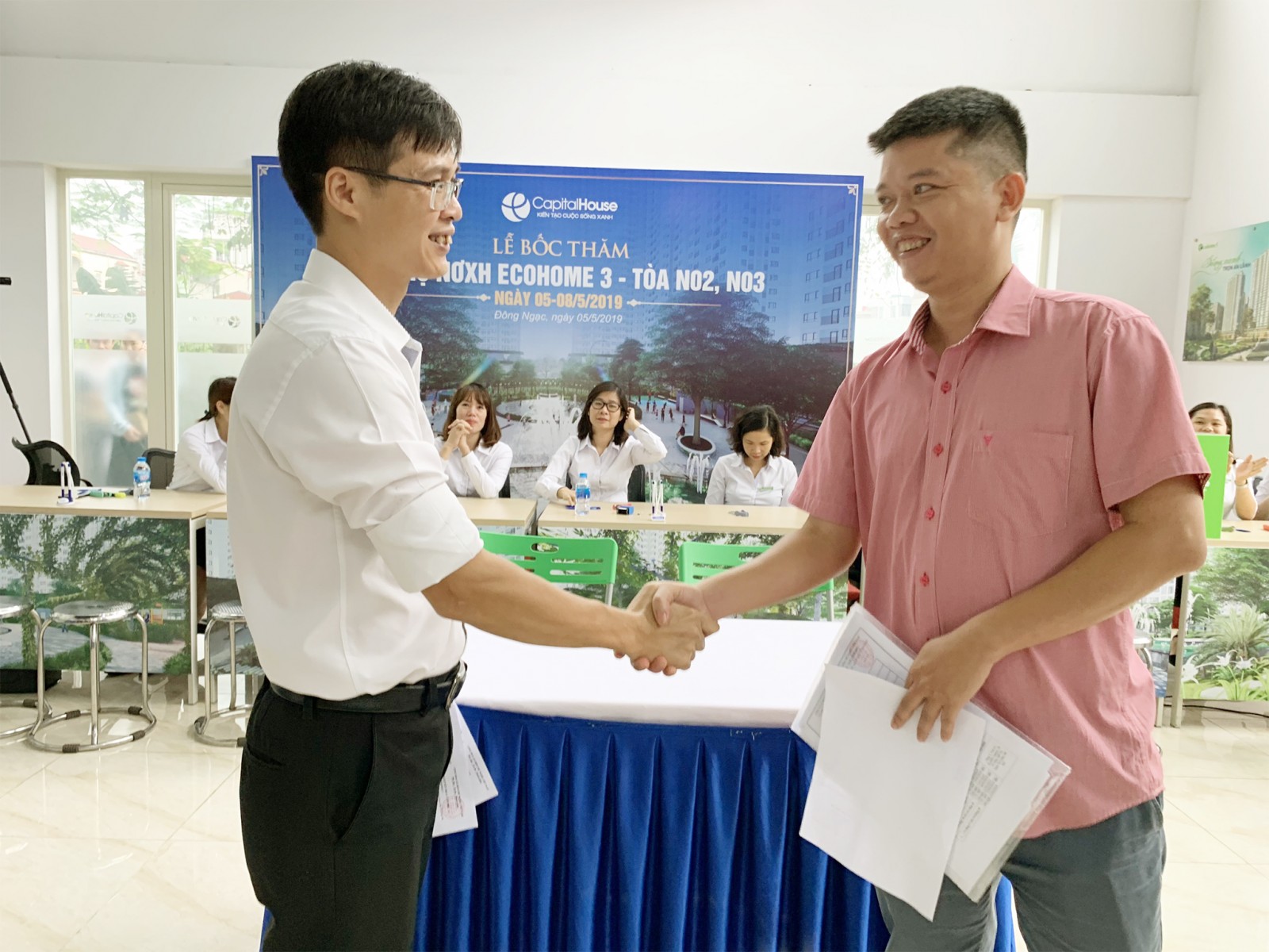 Anh Lê Xuân Hà (phải) vui mừng khi nhận cơ hội mua một căn hộ tại dự án EcoHome 3 – Tòa NO2 và NO3.