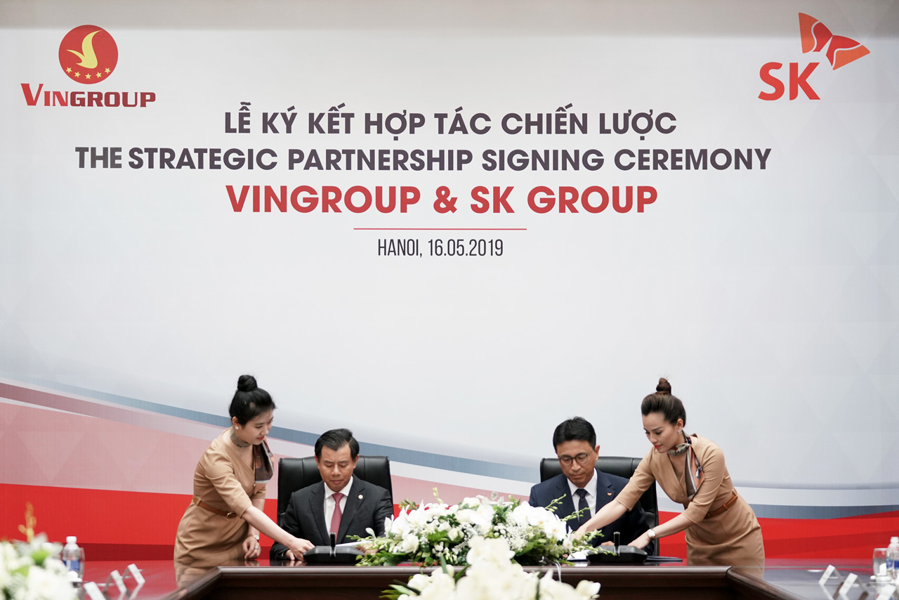 Ông Nguyễn Việt Quang - Phó Chủ tịch kiêm Tổng giám đốc Vingroup (trái) và ông Woncheol Park – đại diện SK Southeast Asia Investment ký hợp đồng hợp tác đầu tư.