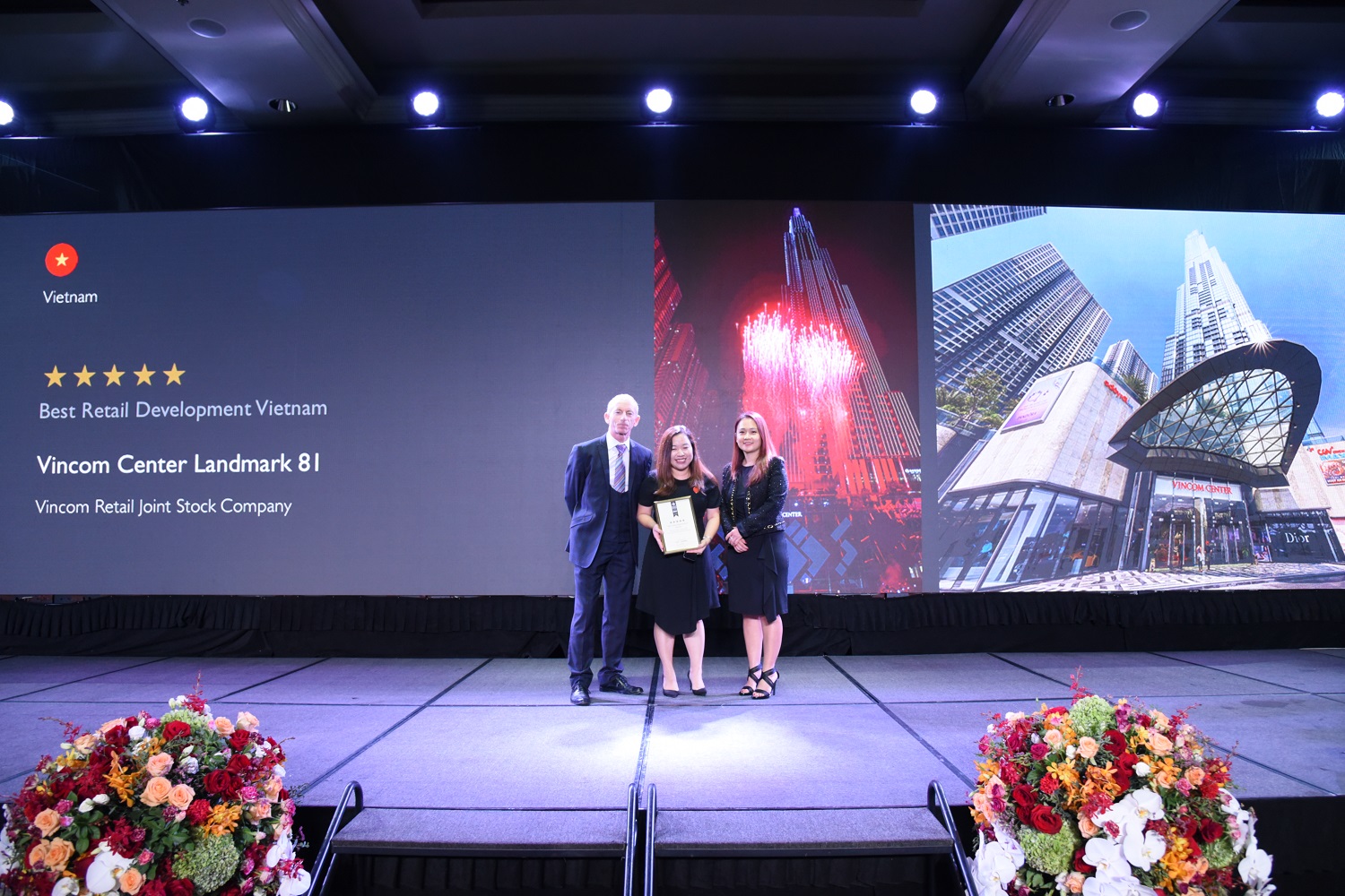 Đại diện Công ty cổ phần Vincom Retail (đứng giữa) nhận giải thưởng“Trung tâm thương mại tốt nhất Việt Nam” tại đêm trao giải APPA 2019 tổ chức tại Thái Lan.
