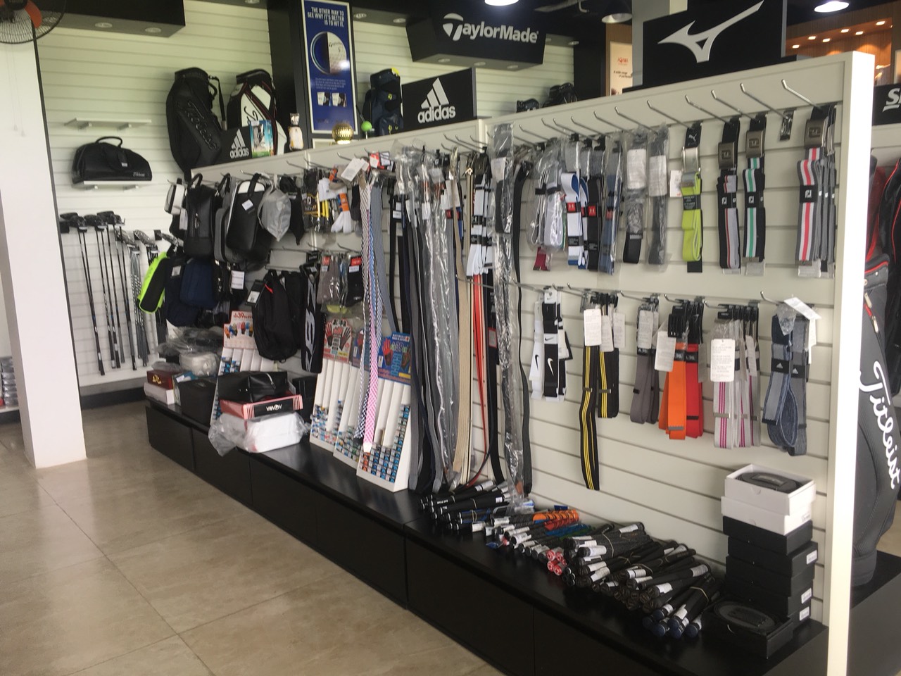 Cửa hàng Tat Golf đầy đủ dụng cụ, đồ dùng, trang phục phục vụ khách hàng