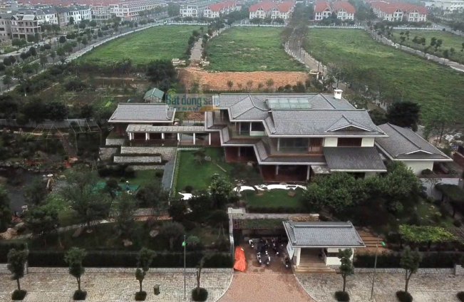 Tư dinh kiểu “vua chúa” rộng khoảng 4.000m2 trong Khu đô thị mới Dương Nội của bà Lê Thị Thúy Ngà, Chủ tịch Tập đoàn Nam Cường cũng được xây dựng trên 2 lô đất.