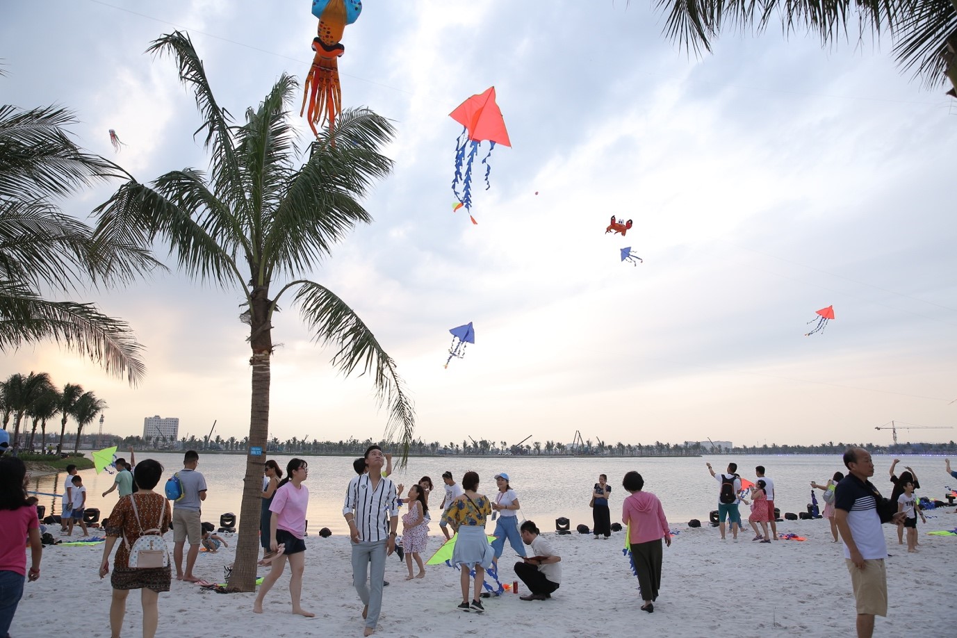 Những cư dân khách mời đầu tiên đặt chân tham quan bãi biển nhân tạo tại Thành phố biển hồ Vinhomes Ocean Park.