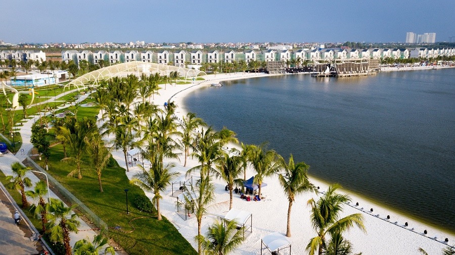 Hồ trải cát trắng 24,5ha – tâm điểm của dự án đã hoàn thành – mang đến trải nghiệm nghỉ dưỡng tại nhà cho cư dân tương lai.