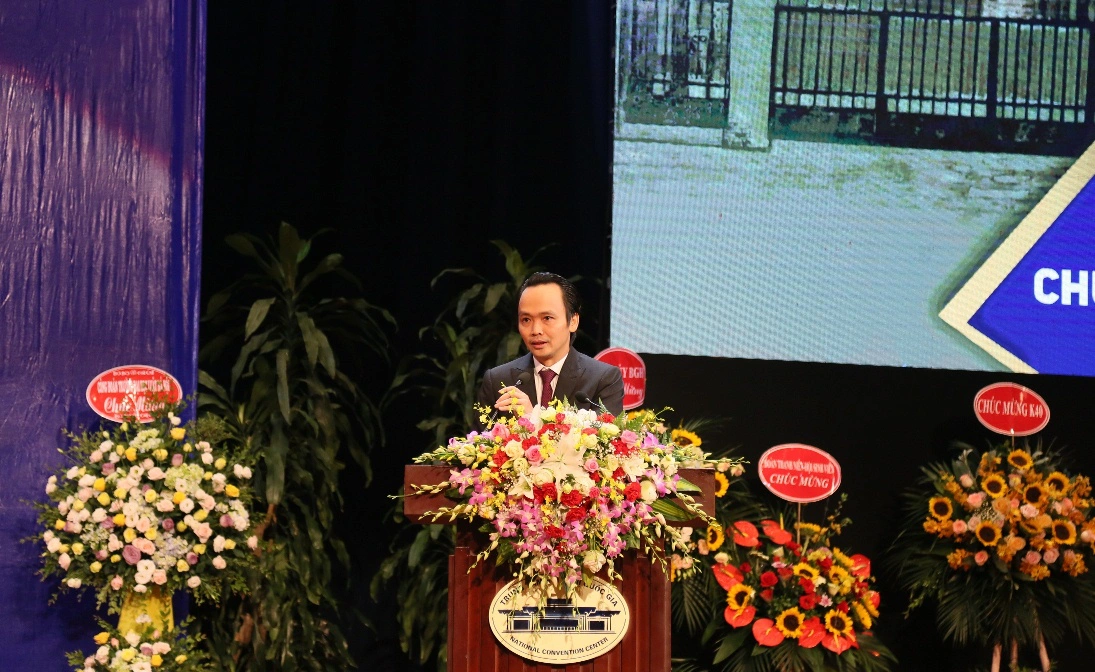 Ảnh 1: Ông Trịnh Văn Quyết, Chủ tịch HĐQT Tập đoàn FLC phát biểu truyền cảm hứng tại Lễ tốt nghiệp khóa 40 Đại học Luật Hà Nội