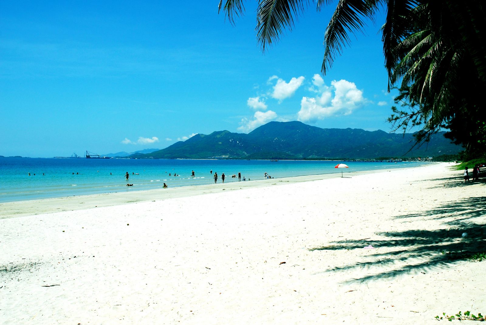 Dung Quất không chỉ là Khu kinh tế quan trọng của Quảng Ngãi mà còn là bãi biển đẹp nổi tiếng