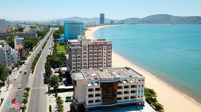 Ba khách sạn chắn biển trong phương án di dời trả lại không gian thông thoáng cho bờ biển Quy Nhơn. Ảnh: Minh Hoàng/Zing