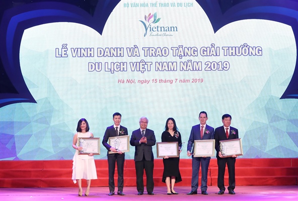 Phó Tổng Giám đốc Tập đoàn FLC, bà Nguyễn Như Anh (thứ 3 từ phải qua) lên nhận giải thưởng danh giá từ BTC