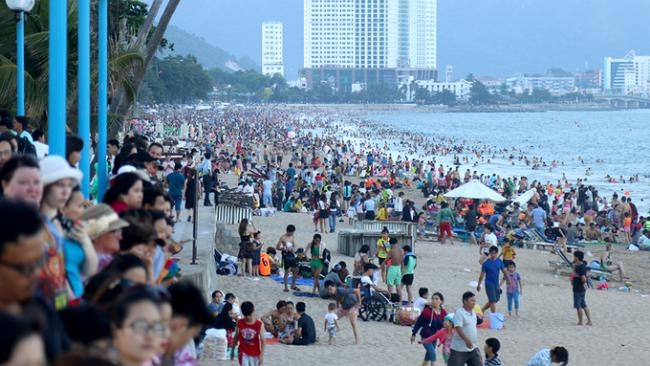 Bãi biển Nha Trang đông kín khách du lịch