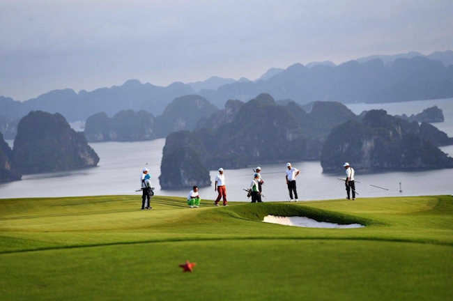 Tại FLC Halong, du khách vừa có thể đánh golf, vừa ngắm nhìn vịnh Hạ Long từ trên cao.