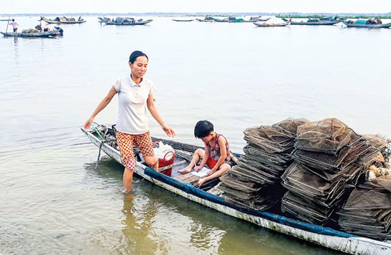 Những con chữ giữa mặt phá.