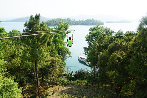 Trải nghiệm đu zipline qua hồ Phú Ninh.