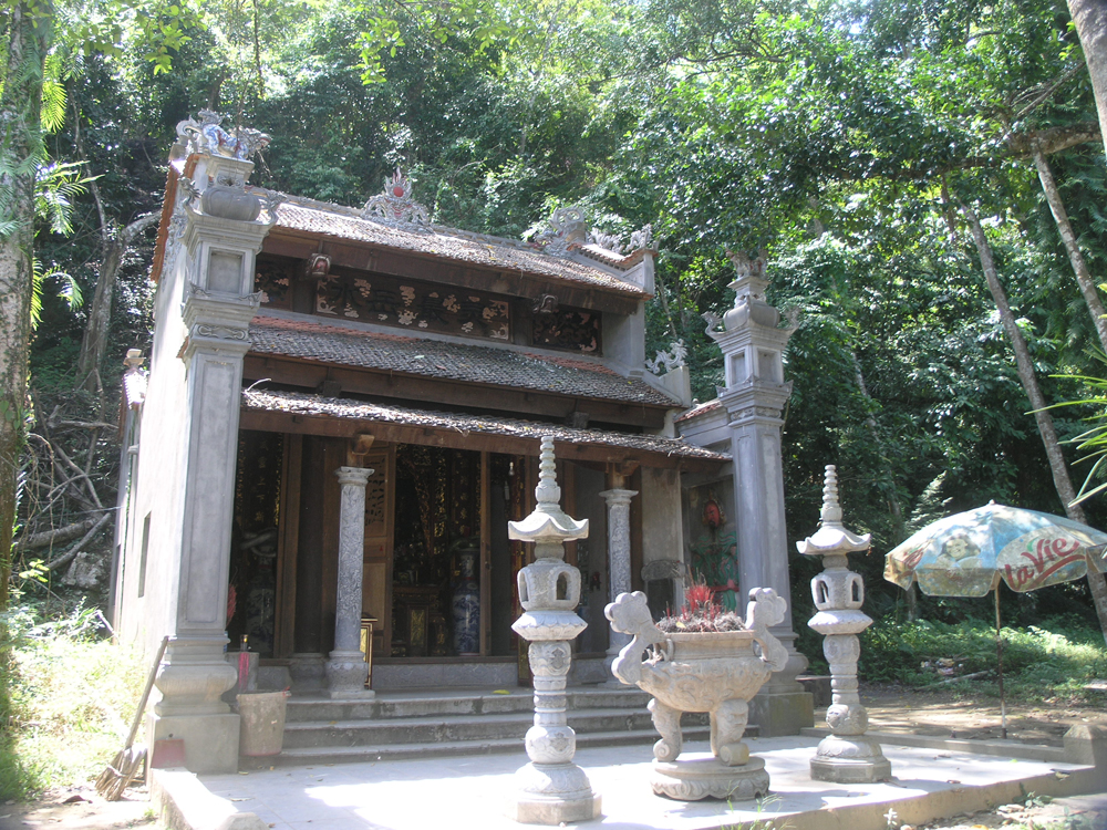 Miếu thờ thần cá ở làng Lương Ngọc, xã Cẩm Lương - Ảnh: Phạm Ngọc Triển