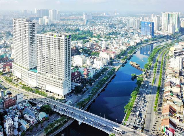 Khu phức hợp Rivergate Residence (Bến Vân Đồn, Q.4) nằm ngay cạnh cầu Ông Lãnh, cửa ngõ vào Q.1.