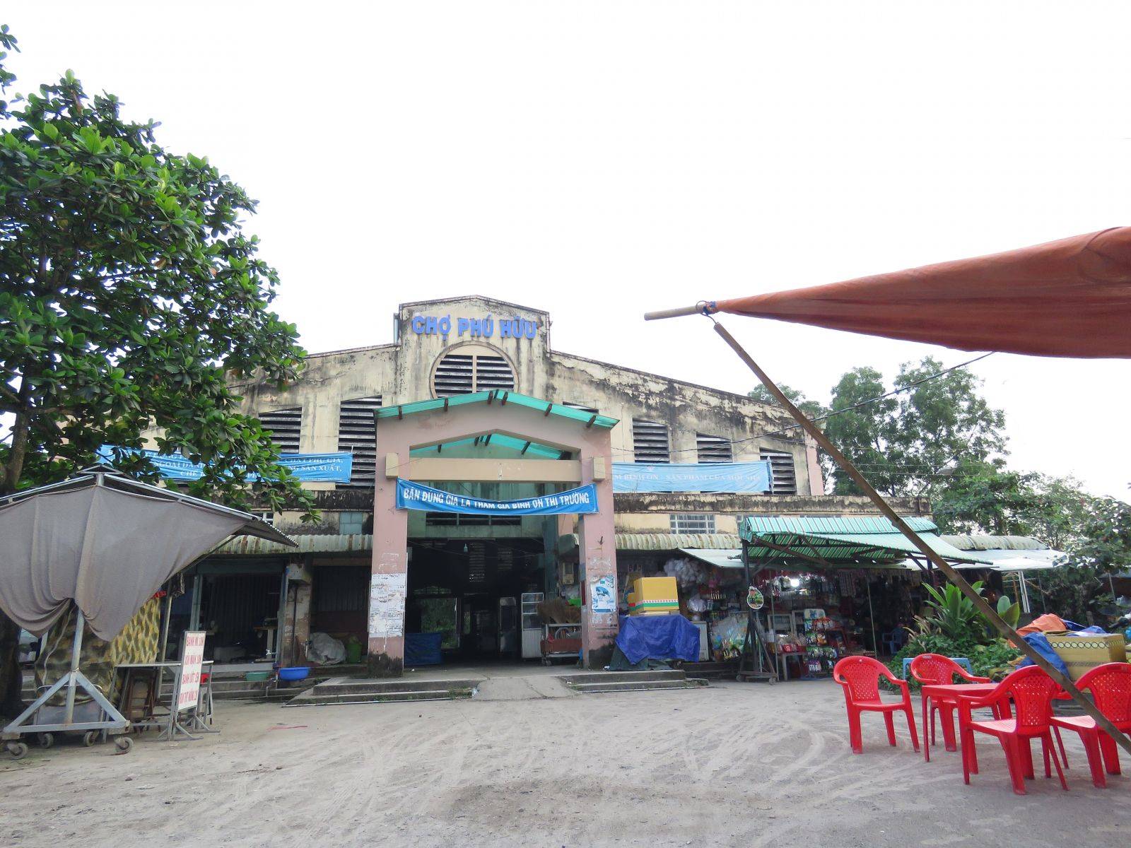 Theo đó, chợ Phú Hữu nằm cạnh đường Nguyễn Duy Trinh (phường Phú Hữu, quận 9) được xây dựng vào năm 2004, trên diện tích hơn 2.000m2 với kinh phí 1,2 tỷ đồng gồm 164 ki-ốt.
