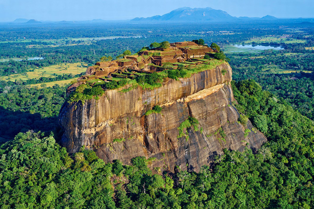 Di tích còn lại của thành phố cổ Sigirya trên tảng đá Sư Tử.