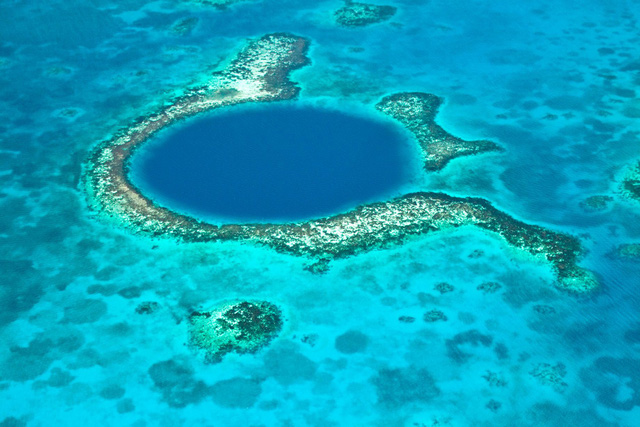 Belize với rạng san hô lớn thứ ba trên thế giới Belize Barrier.