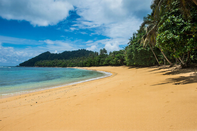 Màu cát vàng đặc trưng trên các bờ biển ở São Tomé và Príncipe.