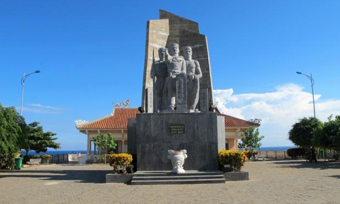 Tượng đài đội Hoàng Sa kiêm quản Bắc Hải trước Bảo tàng Hoàng Sa ở huyện đảo Lý Sơn.