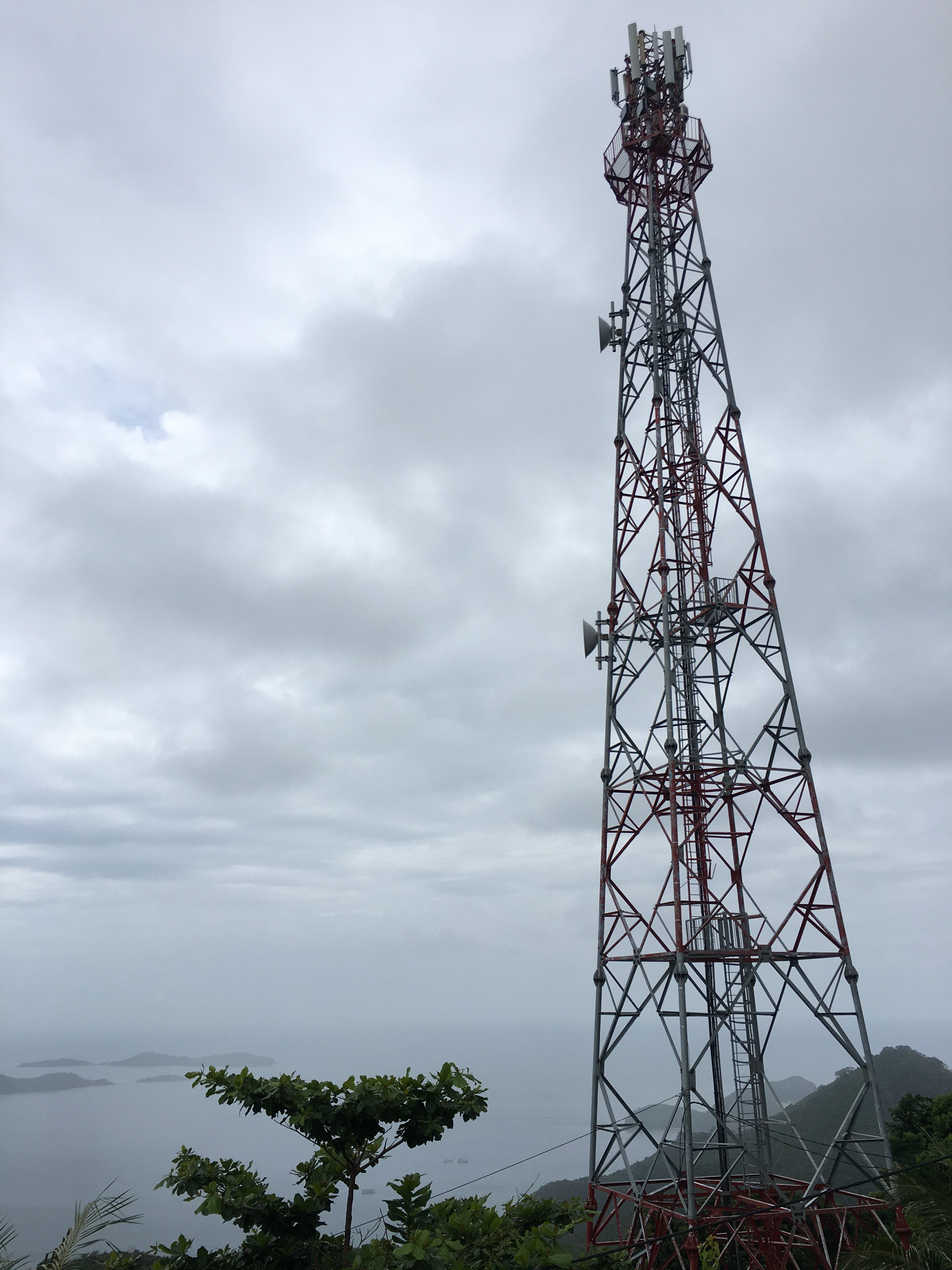 Tháp truyền hình trên đỉnh núi cao nhất của Củ Tron