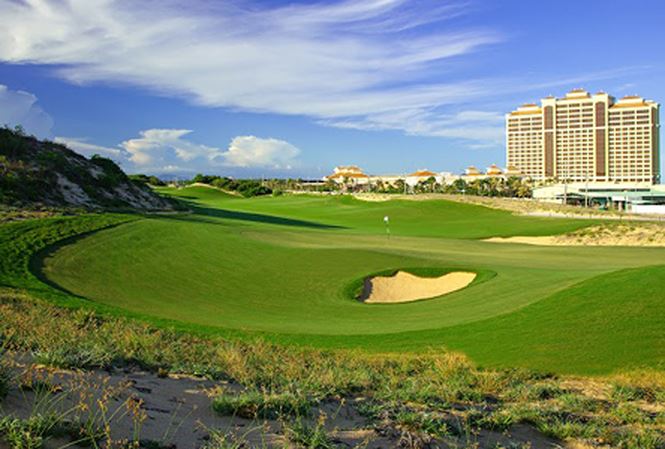 The Bluffs Hồ Tràm Strip tại Bà Rịa – Vũng Tàu được đánh giá là Sân golf tốt nhất Việt Nam và sân golf duy nhất tại Việt Nam lọt top 100 sân golf tốt nhất thế giới năm 2016 và 2017 (xếp thứ 74).