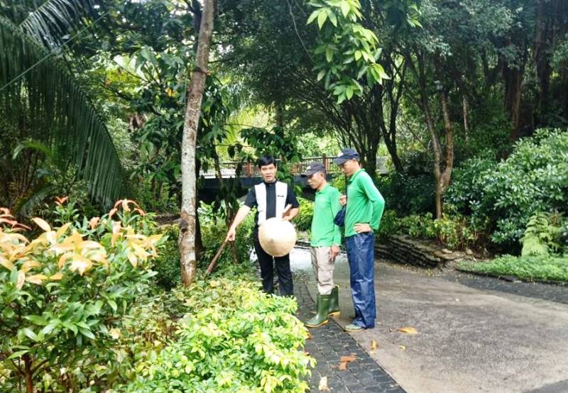 Anh Hoàng Ngọc Tuấn trao đổi với nhân viên cảnh quan về cách chăm sóc cây ở khu nghỉ dưỡng.