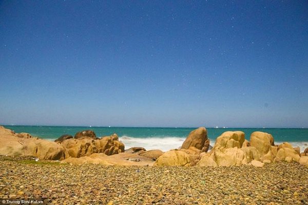 Bãi biển Cổ Thạch được nhiều người biết đến bởi cấu tạo đặc biệt của lớp đá nhiều màu.